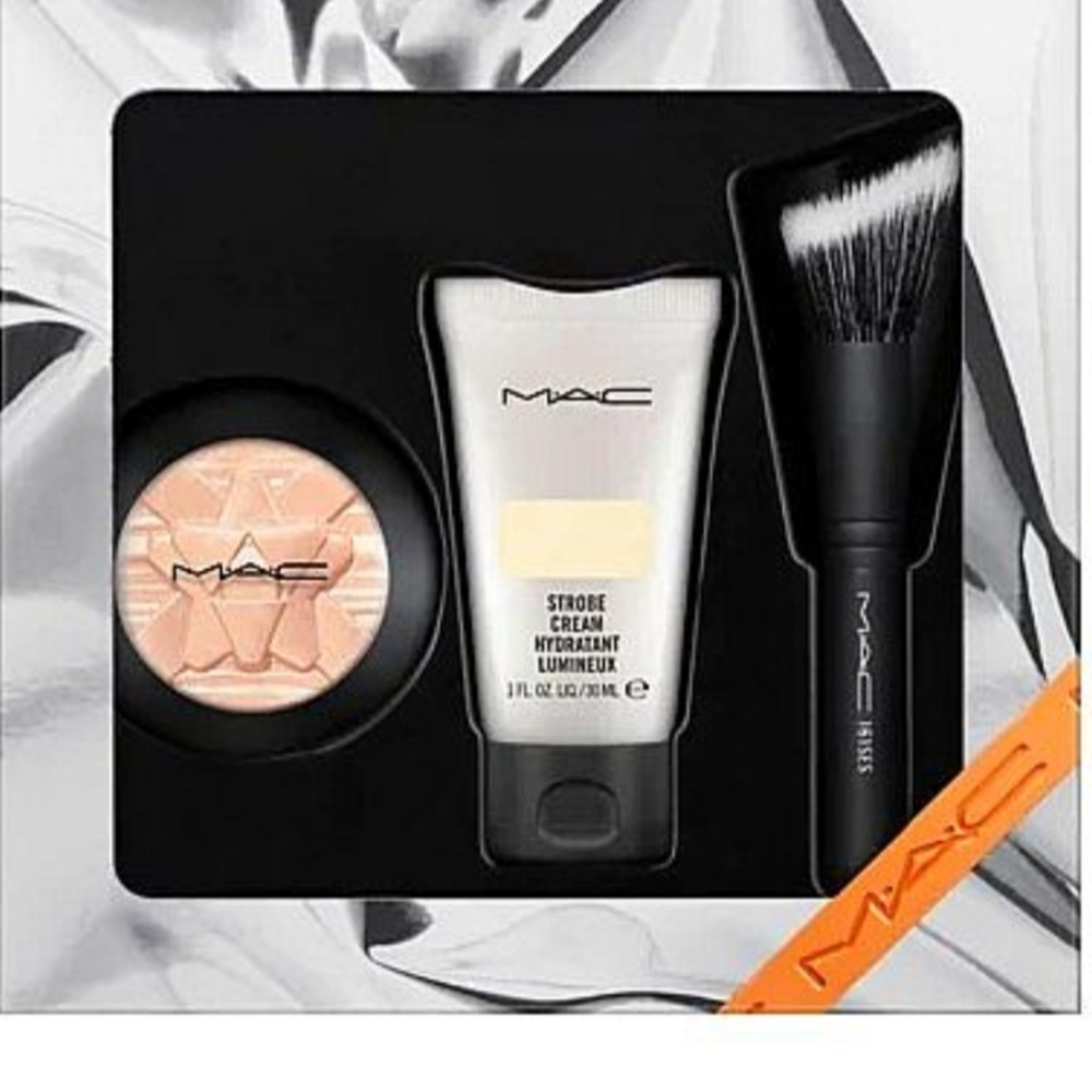 MAC Cosmetics Highlighter Set with Cream and Brush - Black and Cream